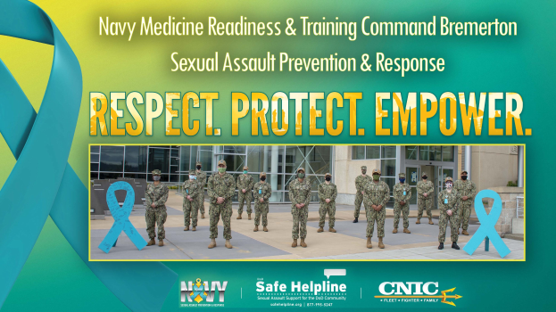 Plakat für das Navy Medicine Readiness & Training Command Bremerton's Sexual Assault Prevention & Response-Programm, das uniformierte Personen vor einem Gebäude mit dem Text "Respekt, Schutz, Ermächtigung" zeigt.