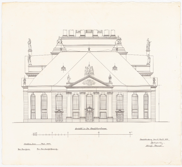 Eine detaillierte Bleistiftzeichnung der Schlosshof-Gebäudefassade in Dresden, Deutschland, mit zahlreichen Fenstern und Statuen, skizziert auf Papier mit begleitendem Text.