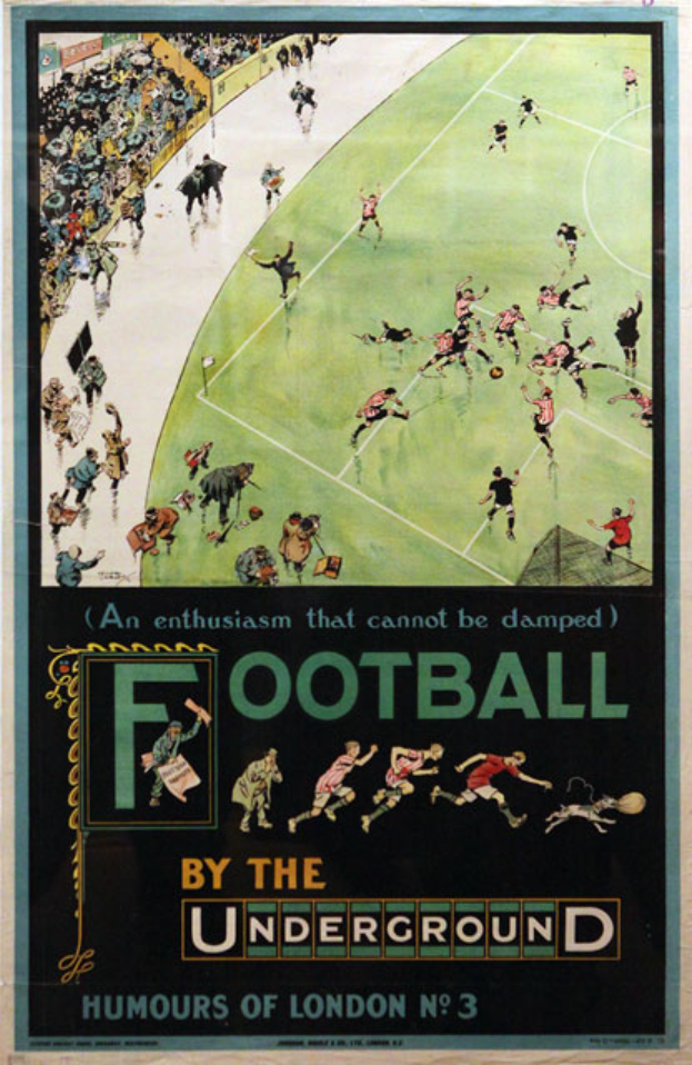 Ein Vintage-Plakat zeigt eine Menge, die ein Fußballspiel in einem Stadion verfolgt, mit dem Text "Football by the Underground - Humours of London No. 3" oben.