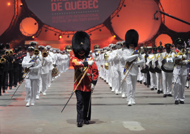 Eine Gruppe uniformierter Militärpersonen marschiert während der Eröffnungszeremonie des Montreal International Festival of Military Bands.
