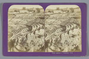 Schwarze und weiße stereoskopische Ansichten eines antiken Amphitheaters in Syrakus, die Sitzreihen aus Stein, umgebende Strukturen, Bäume und Himmel zeigen, mit schwachem Text im Rahmen.