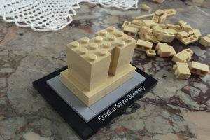 Bauklotzsteine auf einer Oberfl├Ąche mit weiteren Steinen und einem wollenen Tuch im Hintergrund.