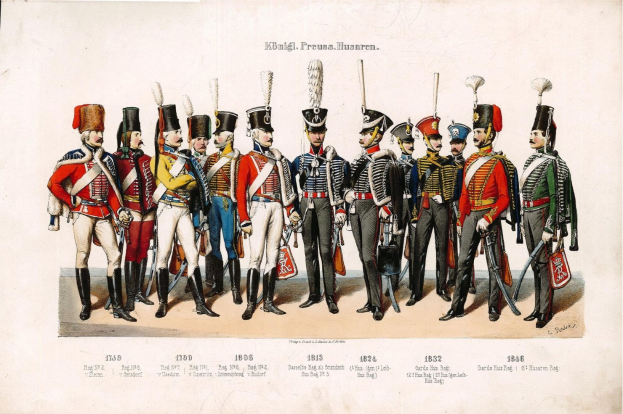 Eine Gruppe von Männern in deutschen Infanterieuniformen von 1836, die in einer Reihe stehen und Hüte tragen sowie Gegenstände halten, mit dem Text "1836 Deutsche Infanterie" unten.