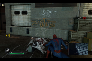 Ein Zug mit Kisten auf seinem G├Ąrbereich und eine Spider-Man-Figur ├Ąber den Kisten.