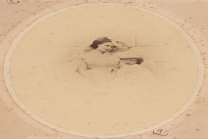 Ein altes Foto einer Frau in einem Hochzeitskleid, die ein Baby hält, beide mit warmherzigen und liebevollen Gesichtsausdrücken.