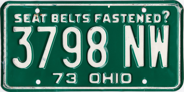 Grüner Ohio-Kennzeichenaufkleber mit weißer Schrift "Sicherheitsgurte angelegt?" auf weißem Hintergrund.