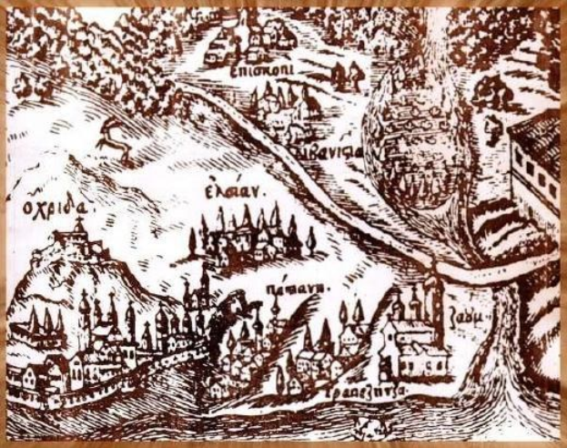 Ein hölzernes Schild mit einer detaillierten, alten Karte einer Stadt mit Gebäuden, Straßen und anderen Merkmalen.