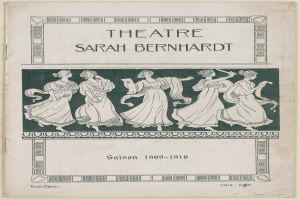 Ein Vintage-Plakat des Théâtre Sarah Bernhardt von 1909-1910, das eine Gruppe von Frauen in der Mitte und Text zeigt, der das Theater und seine Schauspieler beschreibt.