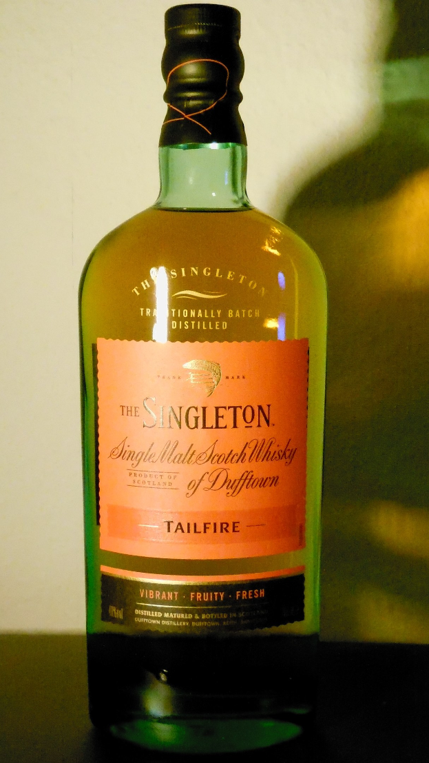 Tiefe Bernsteinflasche Singleton of Dufftown Tailfire Single Malt Scotch Whisky mit schwarzer Beschriftung, die ein Löwen- und Schlosswappen zeigt.