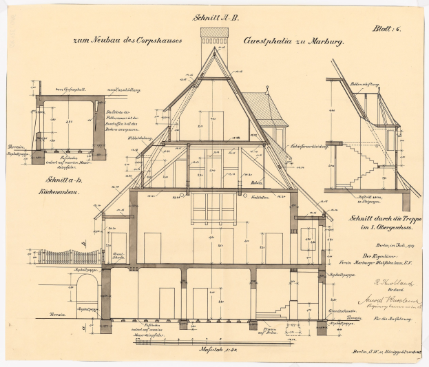 Schwarze und weiße architektonische Zeichnung eines Hauses mit zahlreichen Fenstern und einem geneigten Dach, beschriftet als erstes Haus in Deutschland, begleitet von detaillierten Bauplänen und Text.