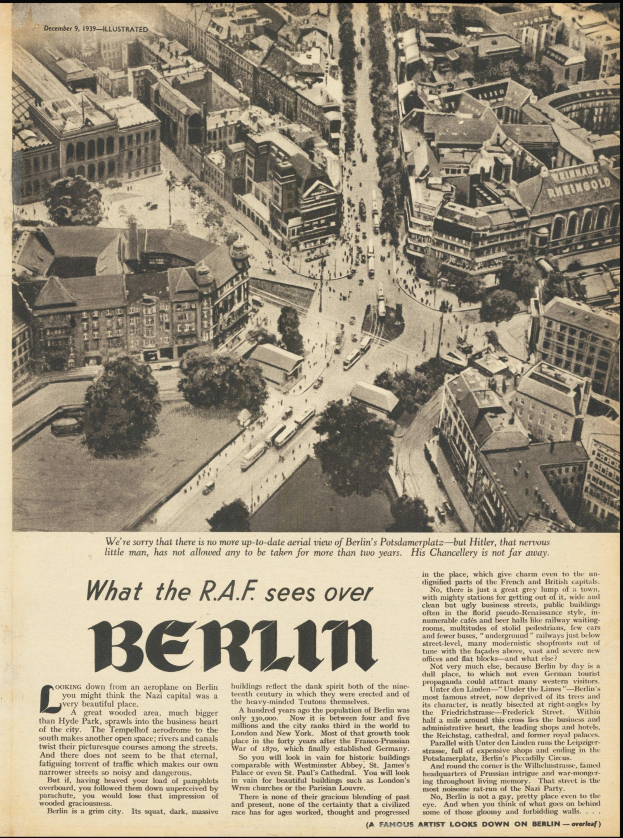 Schwarz-weiß-Fotografie einer alten Zeitung mit einer Stadtansicht, die Gebäude, Bäume und Fahrzeuge zeigt, sowie gedruckten Text.