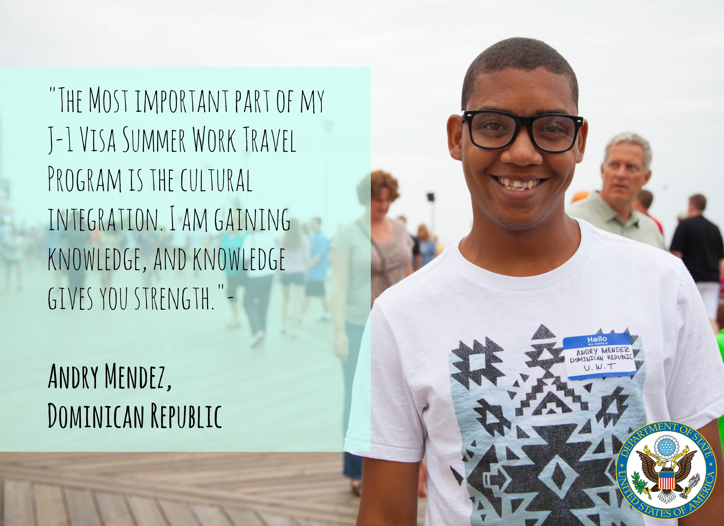 Eine Person in einem weißen T-Shirt lächelt beim Spaziergang mit einer Gruppe auf einer hölzernen Oberfläche, mit einem Zitat über kulturelle Integration von Andry Mendez links und Gebäuden unter einem klaren blauen Himmel im Hintergrund.