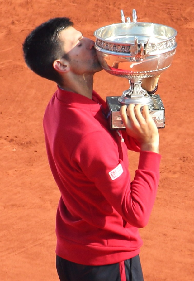 Novak Djokovic hält den French Open-Pokal und feiert nach Sieg über Rafael Nadal im Finale der Herren-Einzel.