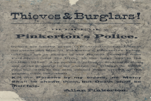 Ein Plakat mit fetter schwarzer Schrift, die "Thieves & Burglars Pinkerton's Police" lautet, auf einem weißen Hintergrund, umrahmt von einem dünnen schwarzen Rand.