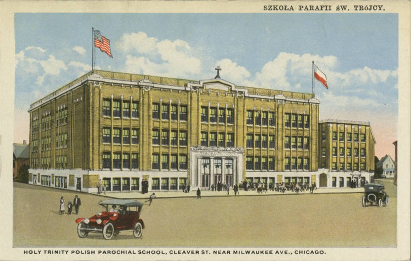 Plakat für die Heilige Dreifaltigkeit Polnische Pfarrschule in Cleveland, Ohio, das ein Gebäude mit Fenstern, Menschen, Fahrzeugen, Flaggen und Text unten unter einem bewölkten Himmel zeigt.