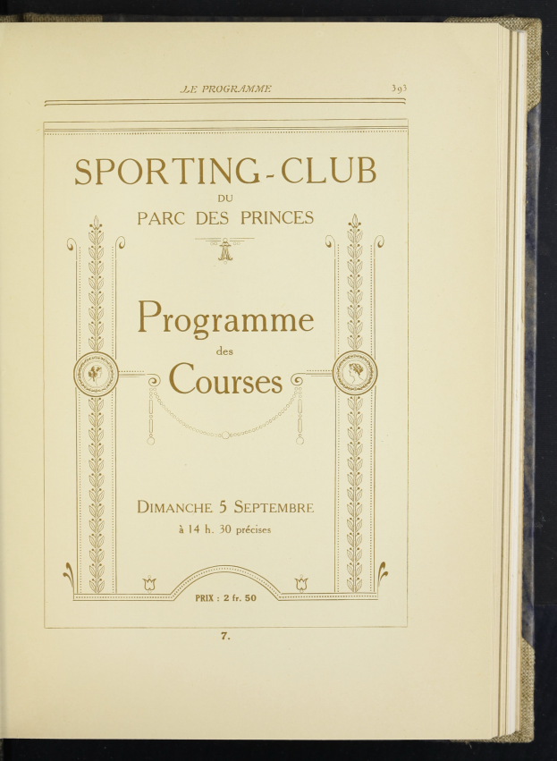 Ein offenes Buch mit dem Titel 'Sporting Club Parc des Princes Programme des Courses' mit einer hellblauen Seite mit Kursivschrift und einem weißen Rand.
