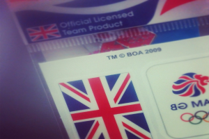 Ein Nahaufnahme-Bild eines Ausweises mit der amerikanischen Flagge und dem Text "Critical Licence" auf der Vorderseite.