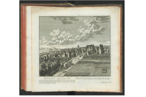 Ein offenes Buch mit dem Titel "Landschaft des Rhein-Wesfalens" aus dem Jahr 1805, das eine Zeichnung eines Dorfes mit Häusern, Bäumen, Hügeln und Wolken am Himmel zeigt.