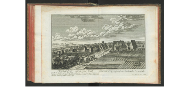 Ein offenes Buch mit dem Titel "Landschaft des Rhein-Wesfalens" aus dem Jahr 1805, das eine Zeichnung eines Dorfes mit Häusern, Bäumen, Hügeln und Wolken am Himmel zeigt.