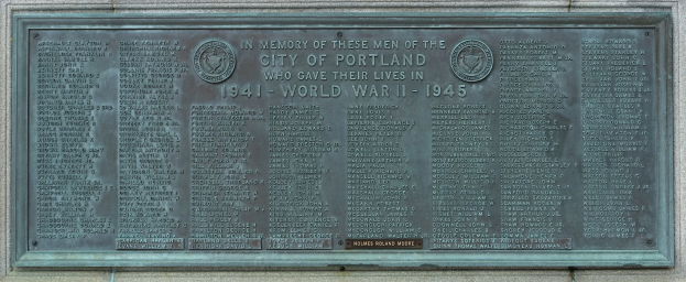 Plakette an einer Geb├Ąudewand mit der Aufschrift "Denkmal für die Stadt Portland" in fetter schwarzer Schrift, umgeben von einem dekorativen Metallrahmen.
