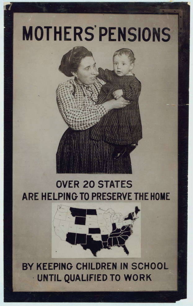 Eine Frau hält ein Baby im Arm, beide strahlen, mit einem Plakat dahinter, das 'Mütterrenten: Über 20 Staaten helfen, das Zuhause zu bewahren' lautet.