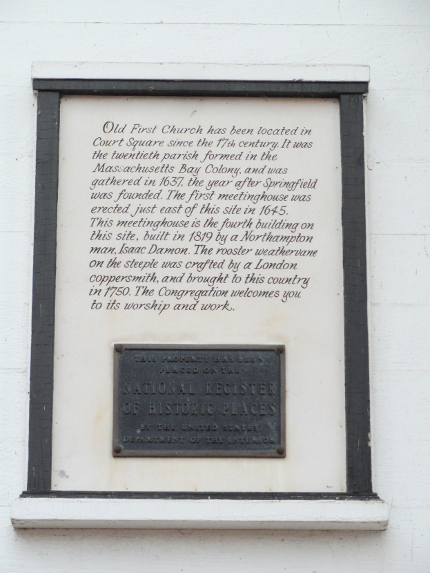 Plaque an einer Gebäudewand mit der Aufschrift "National Register of Historic Places" in fetter Schrift, auf dunklem Material mit dekorativem Rahmen montiert.