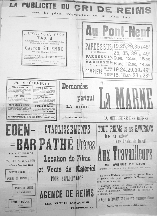 Schwarze und weiße Zeitung dicht mit Text und Anzeigen gefüllt.