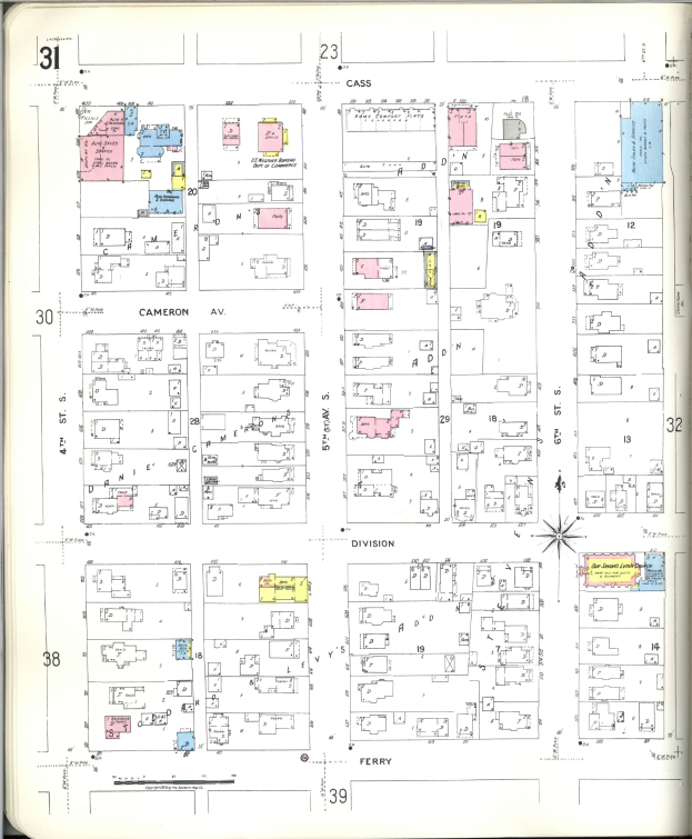 Ein altes Buch mit einer Stadtkarte aus den 1920er Jahren auf dem Cover, das Gebäudeaufrisse, Straßen, Parks und Sehenswürdigkeiten zeigt, begleitet von Texten, die die Stadtmerkmale beschreiben.