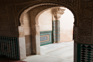 Ein Blick auf den Eingang eines Gebäudes von innen, der eine Tür und einen Teil der Außenwand zeigt.