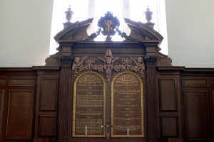 Ein Museumsschild mit Text und Skulpturen darauf.