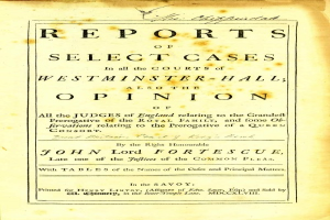 Ein altes Buch mit dem Titel 'Berichte über ausgewählte Fälle in den Gerichten von Westminster-Hall sowie die Meinung von John Lord Fortescue' liegt aufgeschlagen da und zeigt eine Seite mit schwarzem Text.