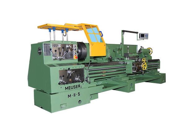 Große Metalldrehmaschine mit weißem Hintergrund, die eine Spindel, einen Drehkopf und ein Fräswheel für die Formgebung von Metall zeigt.