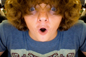 Ein Mann in einem blauen T-Shirt scheint zu schreien.