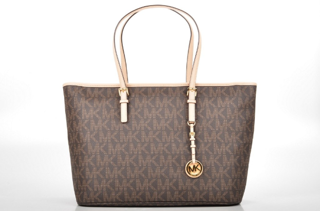 Eine Handtasche ist im Bild zu sehen.