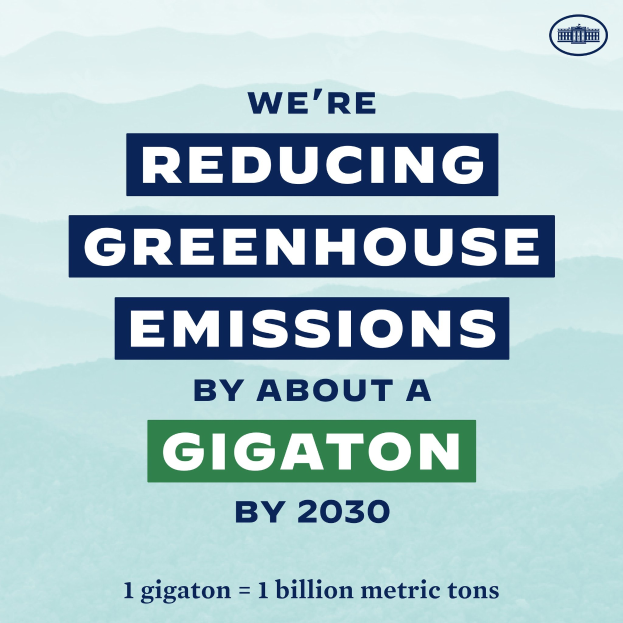 Plakat mit Text und Logo, das "Wir reduzieren die Treibhausgasemissionen um etwa eine Gigatonne bis 2030" verkündet und für die Reduzierung der Treibhausgasemissionen bis 2030 wirbt.