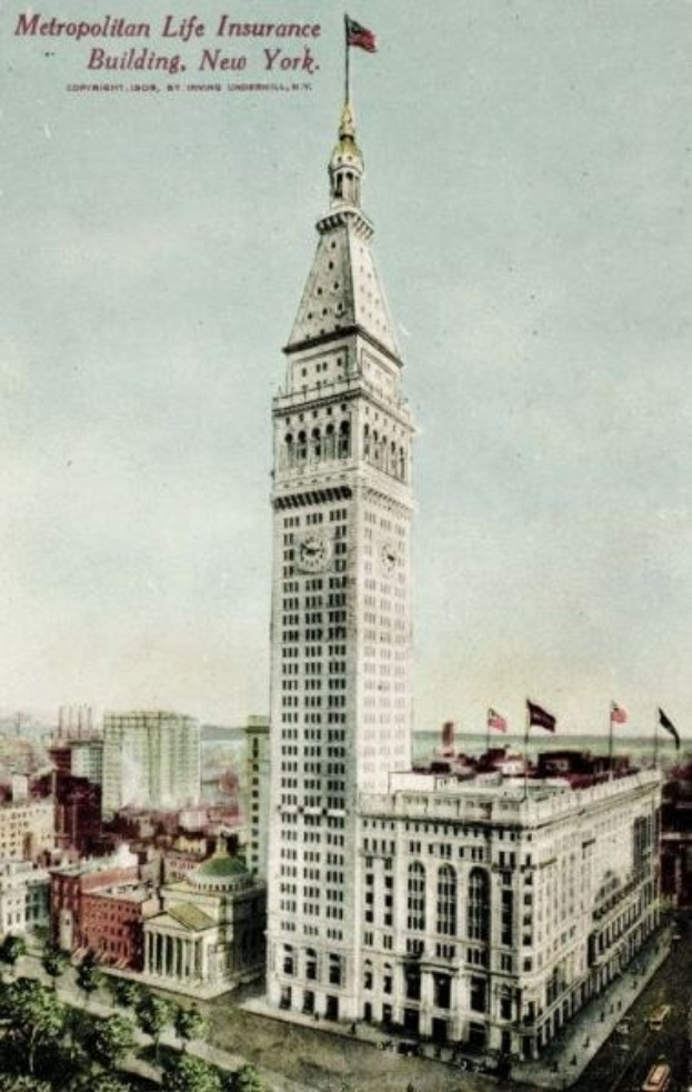 Schwarz-weiß-Postkarte des Metropolitan Life Insurance Building in New York City, die eine belebte Stadtkulisse mit Gebäuden, Bäumen und Fahrzeugen zeigt und den Text "Metropolitan Life Insurance" oben trägt.
