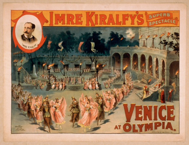 Plakat für Imre Kiralfys Super-Spektakel in Venedig in der Olympia, das kostümierte Künstler vor einem gebogenen und säulengestützten Gebäude mit Laternen und Bäumen im Hintergrund zeigt.