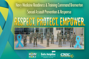 Plakat für das Sexual Assault Prevention & Response-Programm des Navy Medicine Readiness & Training Command Bremerton, das Uniformierte vor einem Gebäude mit dem Text "Respekt, Schutz, Ermächtigung" zeigt.