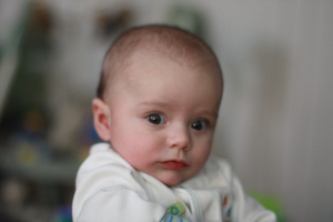 Ein Kind mit einem unscharfen Hintergrund