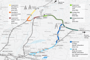 Eine detaillierte Stadtkarte, die eine hervorgehobene Bahnroute von München nach Frankfurt anzeigt, einschließlich Haltestellen, umliegender Gebiete und Text mit zusätzlichen Informationen über die Bahn.