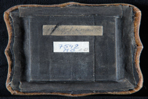 Schwarzes Buch mit dem Titel 'Die Geschichte des Ersten Weltkriegs' und einem sichtbaren Etikett.