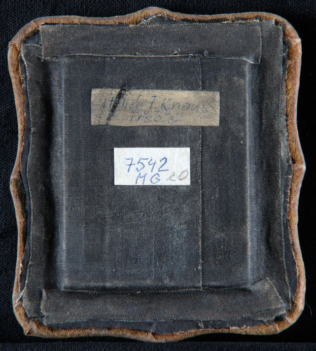 Schwarzes Buch mit dem Titel 'Die Geschichte des Ersten Weltkriegs' und einem sichtbaren Etikett.