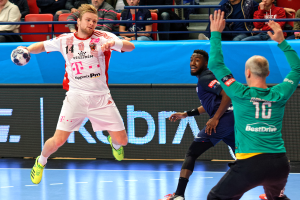 Eine Gruppe von Männern, die Handball auf einem Court spielen, mit einem Ball in der Mitte der Aktion und Zuschauern im Hintergrund bei der Futsal-Weltmeisterschaft 2019, die Bayern München gegen Paris Saint-Germain beobachten.