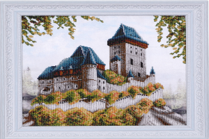 Ein Holzhausgerüst steht auf einer Baustelle, mit sichtbaren Balken und Stützen.