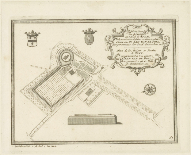 Detailreiche handgezeichnete Stadtkarte auf Papier mit beschrifteten Straßen, Gebäuden, Sehenswürdigkeiten und Textanmerkungen.