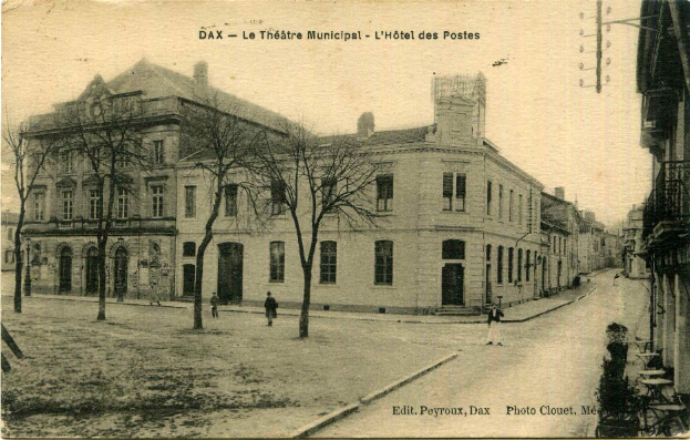 Schwarzes und weißes Foto einer Stadtstraße mit Gebäuden, Bäumen, Menschen und einer Straße, beschriftet mit "Dax - Le Théâtre Municipal - L'Hôtel des Postes" oben und unten.