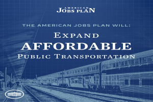 Plakat mit einem Zug auf einem Bahngleis mit einigen Menschen in der Nähe, das 'The American Jobs Plan Will Expand Affordable Public Transportation' bewirbt.