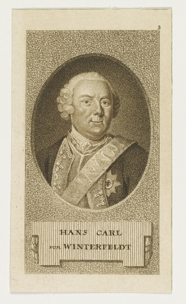 Porträt von Hans Carl von Winterfeldt in Anzug und Krawatte mit ernster Miene, konzentriertem Blick und leicht geöffneten Lippen.