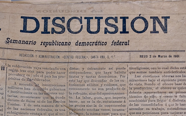 Ein gelblich, leicht zerknittertes Zeitungsblatt mit schwarzer Tinte, das die ├ťberschrift "Semanario Rep├║blicano Democr├ítico Federal" und das Wort "Diskussion" auf der Seite zeigt.