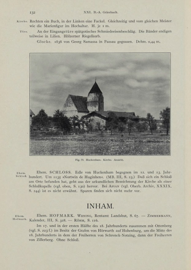 Altes Buch mit einer Kirchenillustration auf dem Cover, umgeben von Bäumen unter einem bewölkten Himmel, mit lesbarem Text im Inneren.